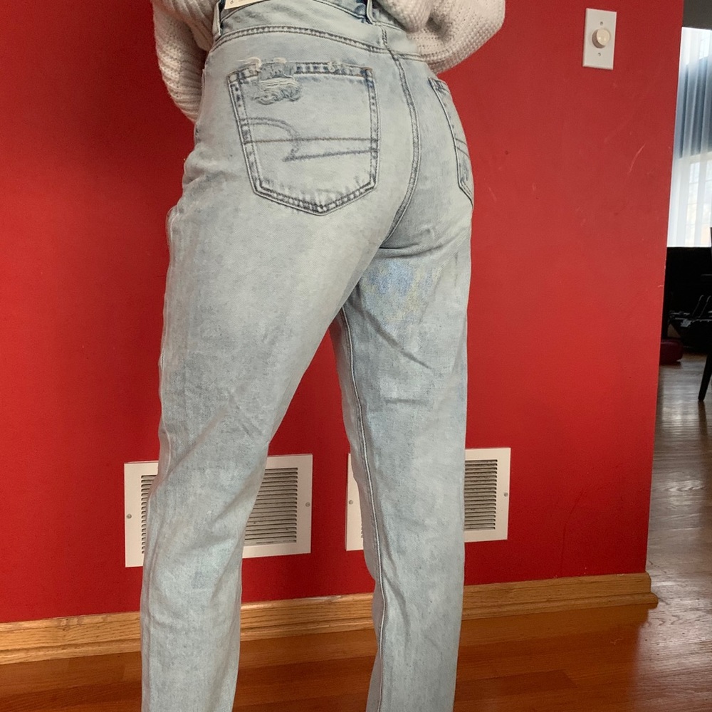 american eagle light wash mom jeans